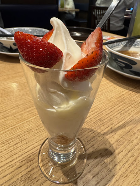 丸源のいちご練乳パフェ