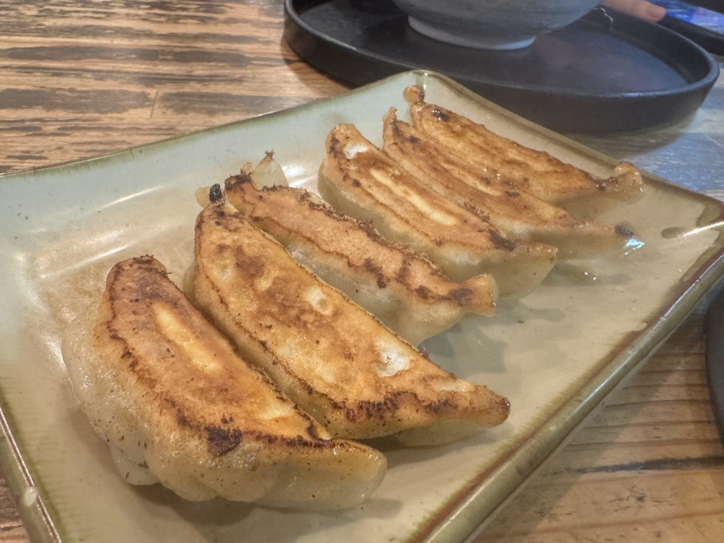 夢屋台の焼きギョーザ。外はパリッと、中はジューシーに焼き上げられている
