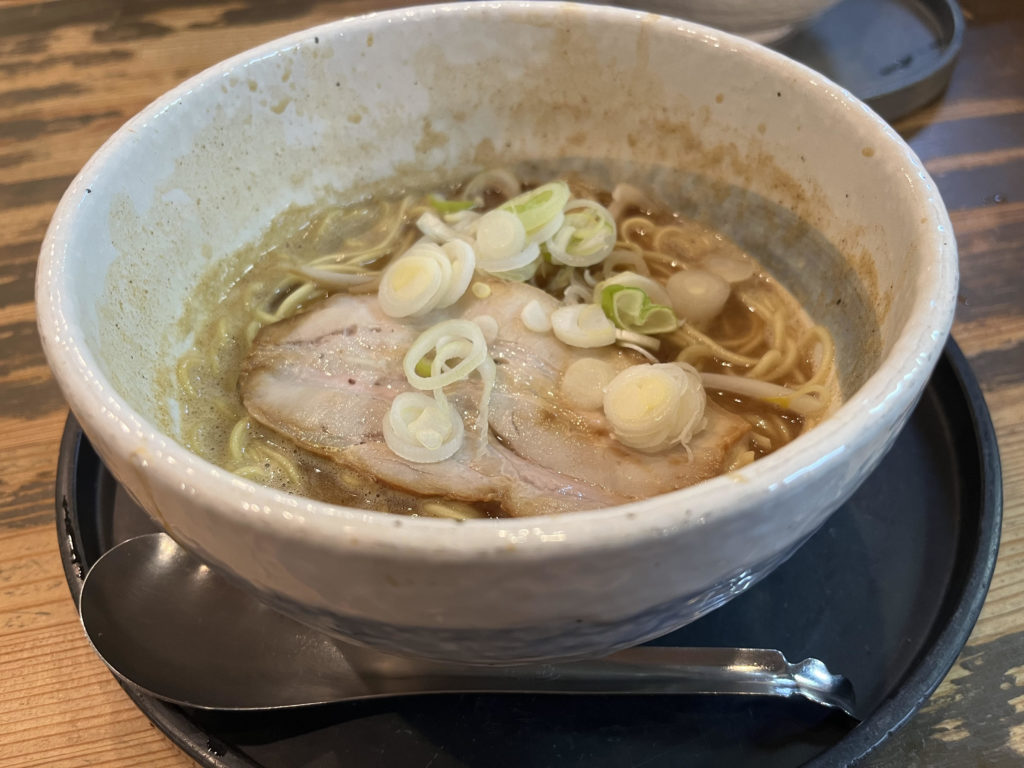 看板メニューの夢らーめん。20時間以上煮込まれたポタージュのようなとろみのあるスープが特徴